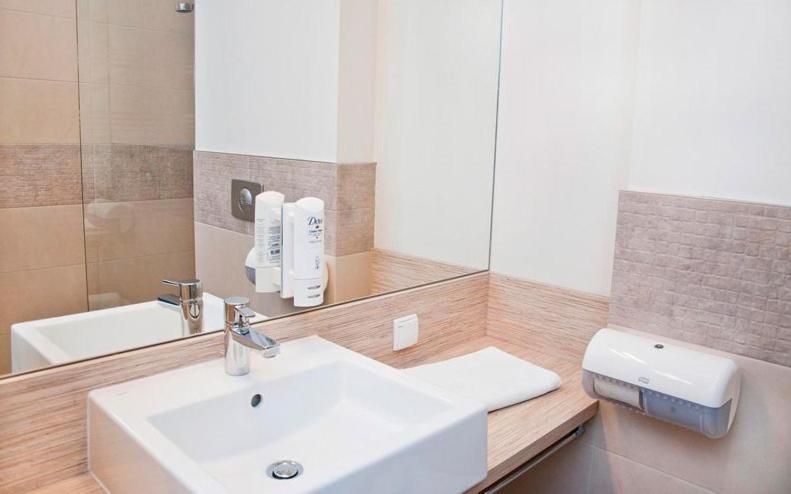 Hotel Vis A Vis Oleśnica Dış mekan fotoğraf