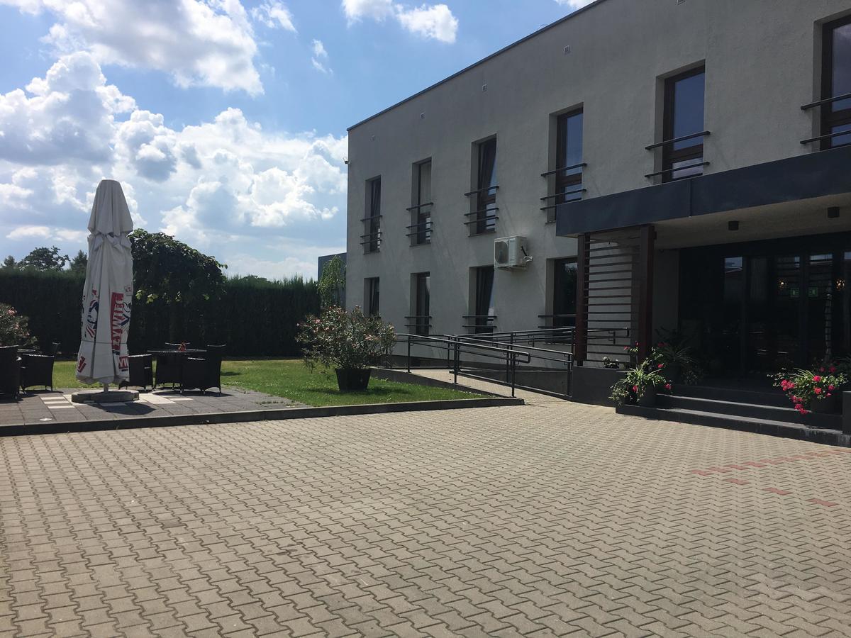 Hotel Vis A Vis Oleśnica Dış mekan fotoğraf